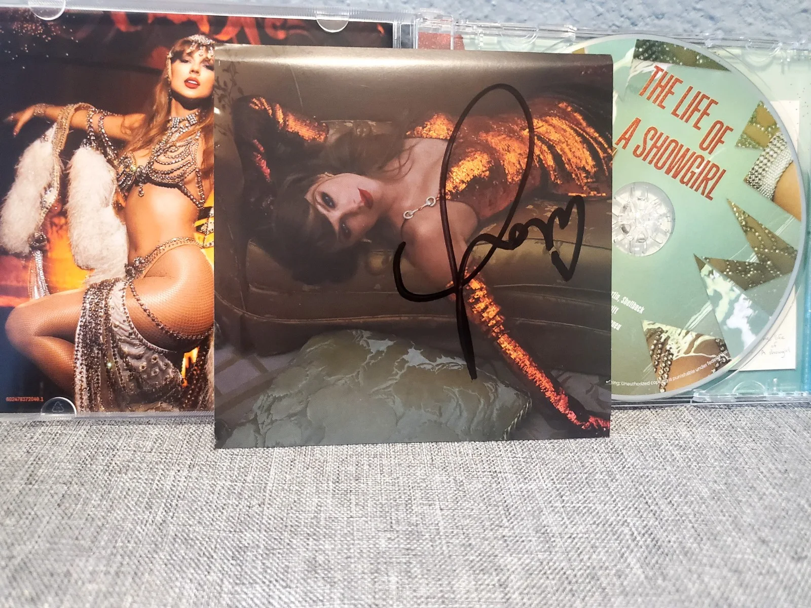Taylor Swift The Life Of A Showgirl Signed Cd 2, изображение 2