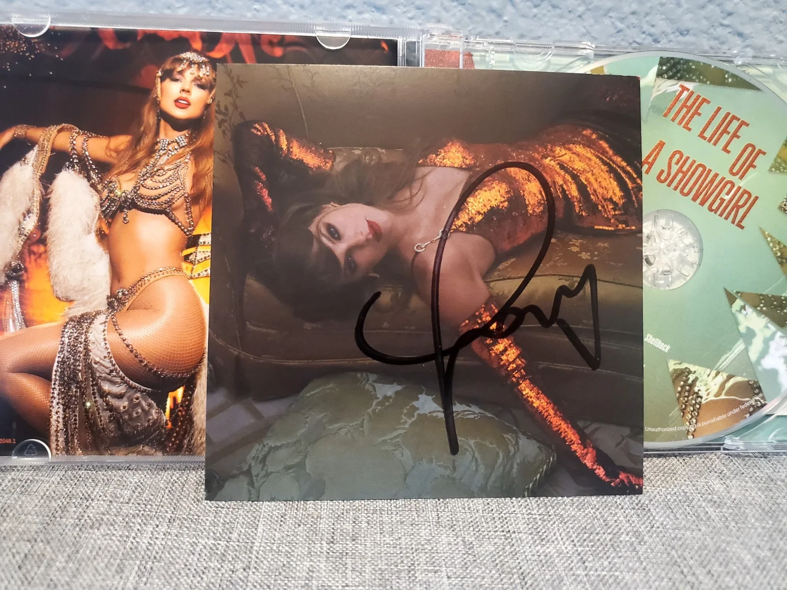 Taylor Swift The Life Of A Showgirl Signed Cd 2, изображение 2