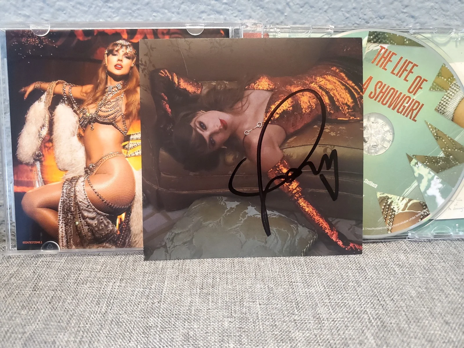 Taylor Swift The Life Of A Showgirl Signed Cd 2, изображение 2
