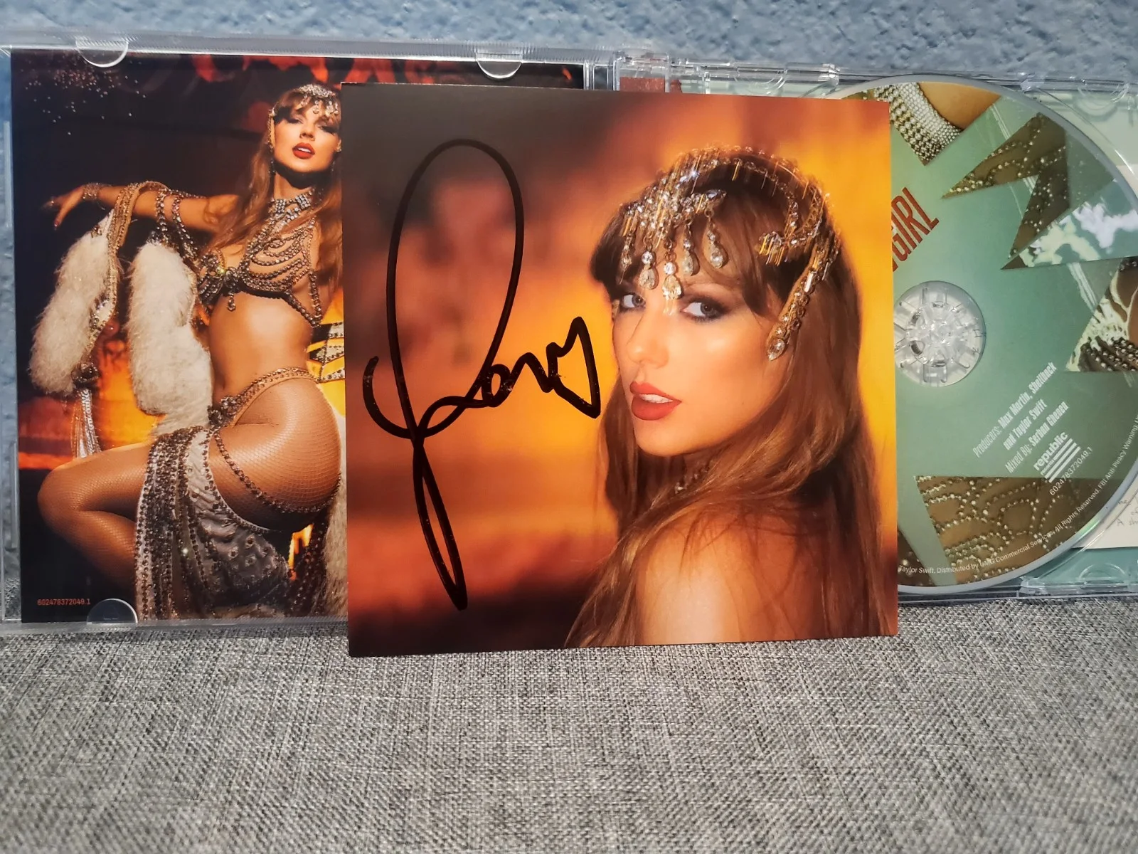 Taylor Swift The life of a showgirl signed cd 1, изображение 2
