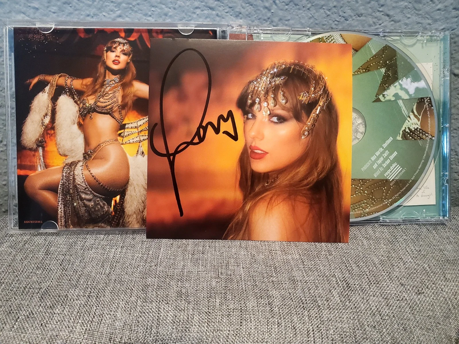 taylor swift the life of a showgirl signed cd 1, изображение 2