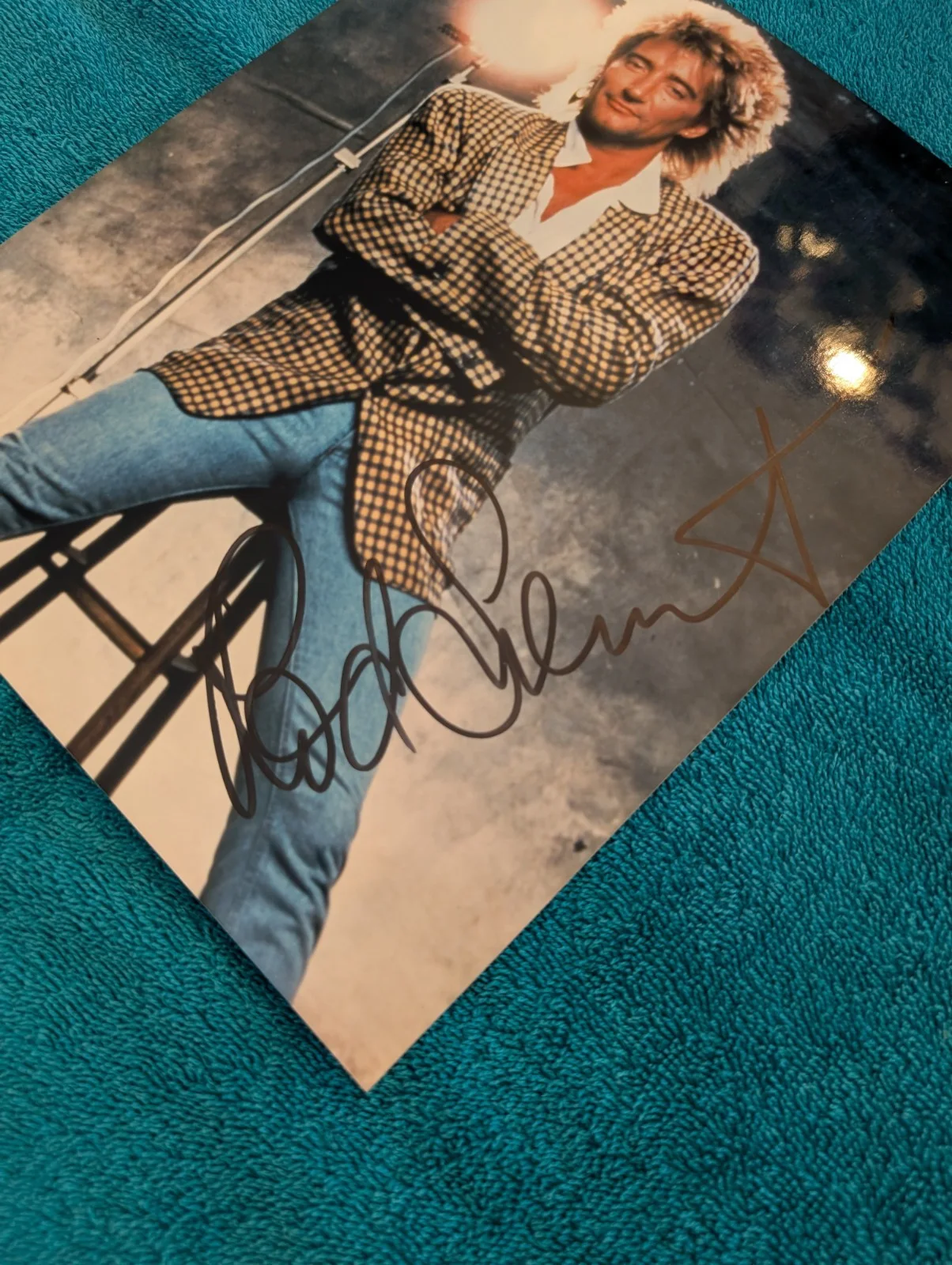 rod Stewart — Rod Stewart Signed Autographed Photo The Cool Look., image 2