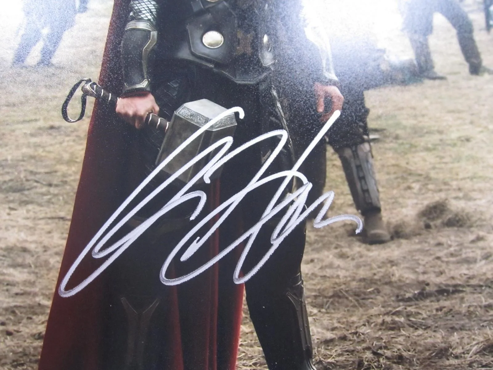 THOR Hand Signed 8X10 Photo CHRIS HEMSWORTH Autograph w/COA (SS) + SHIPS FAST!, image 2