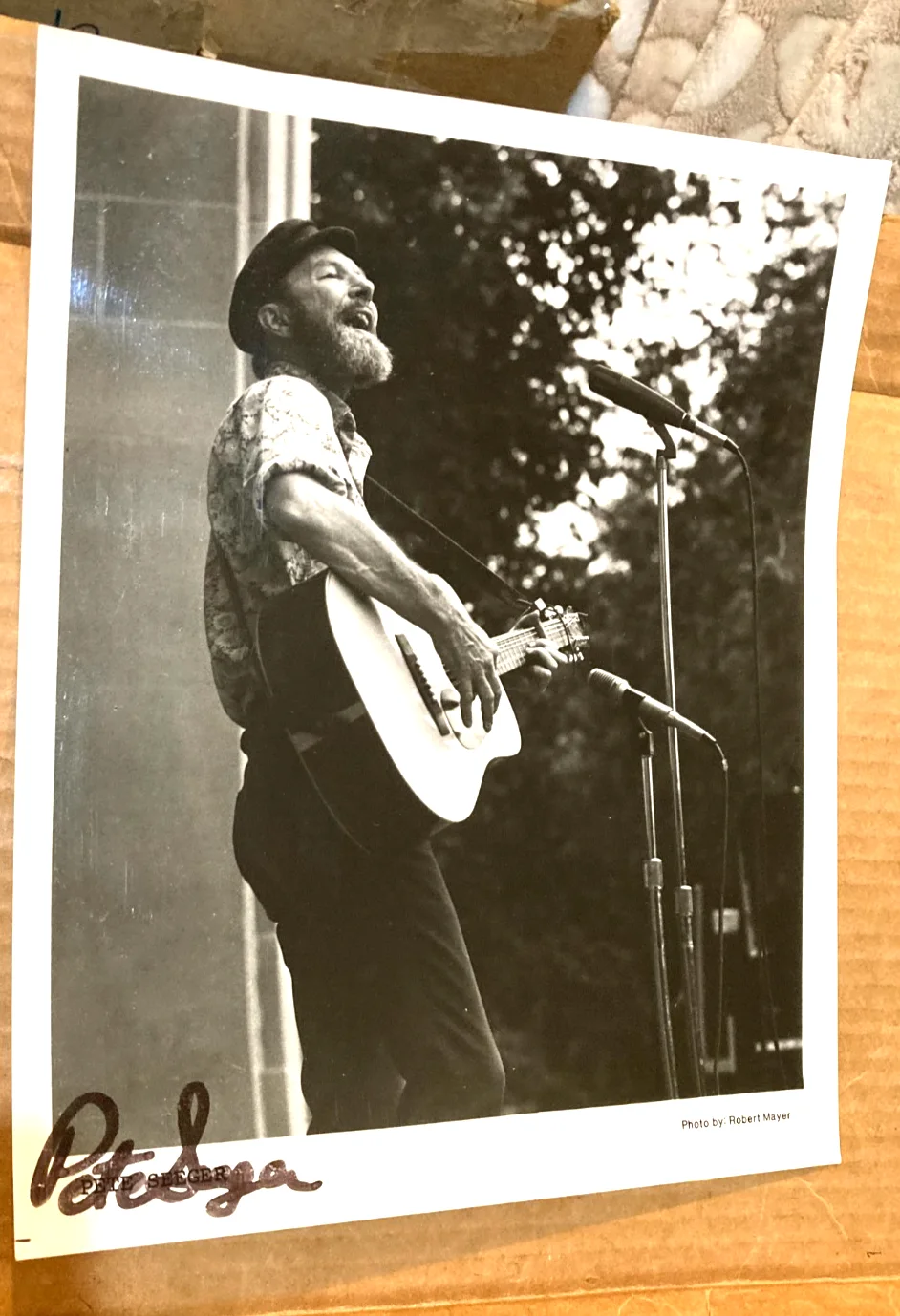 PETE SEEGER — PETE SEEGER SIGNED AUTO 8X10 B&W PHOTO/CERT. NO STAIN BAD CAMERA