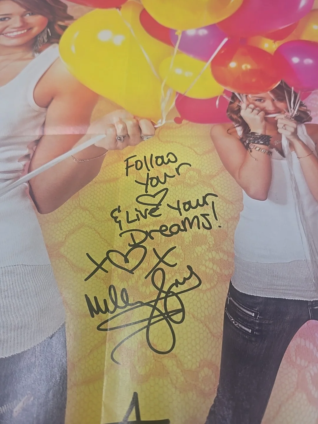 16 X 20 Miley Cyrus autographed Twist Magazine Insert poster, изображение 2