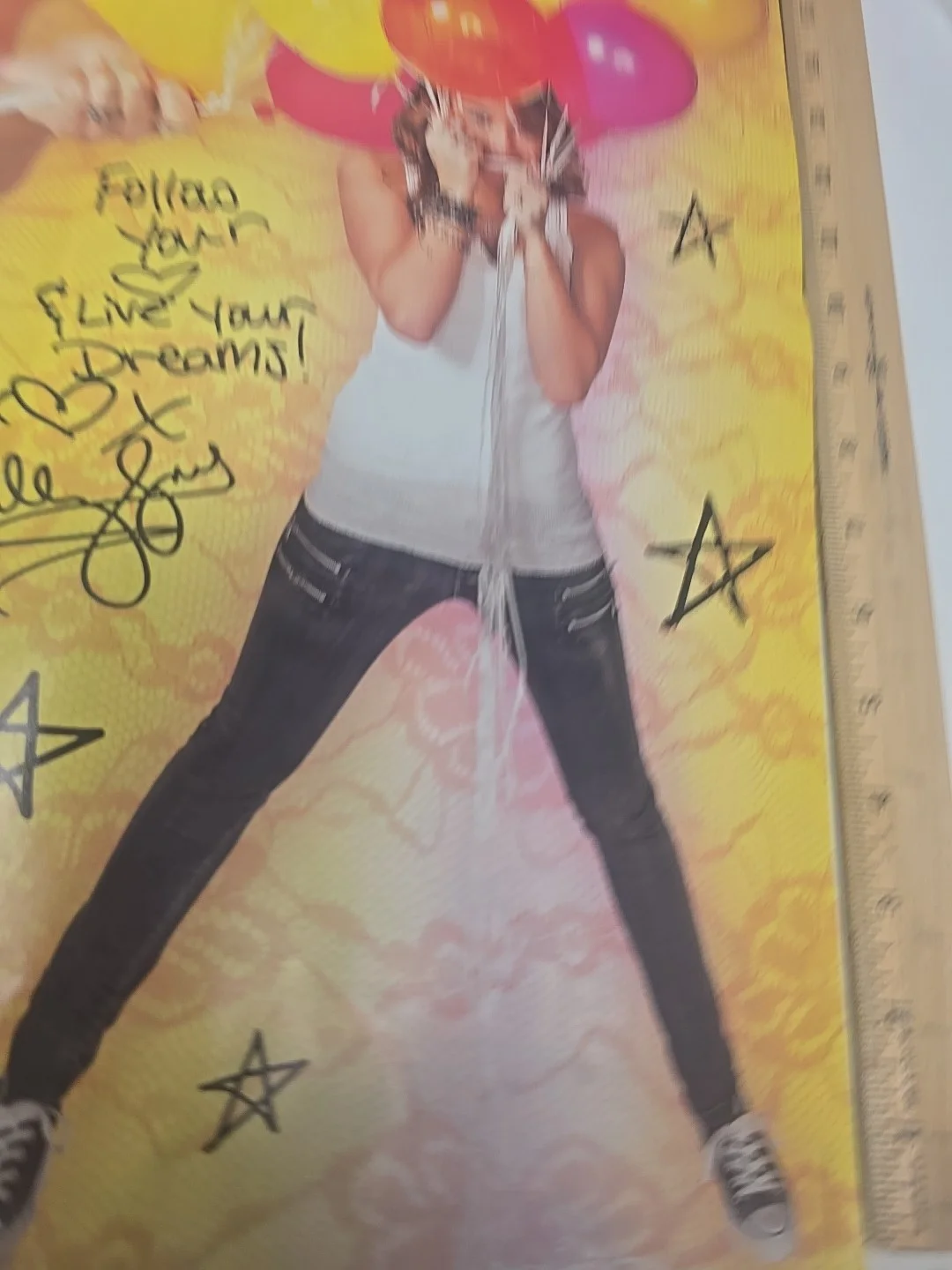 16 X 20 Miley Cyrus autographed Twist Magazine Insert poster, изображение 4