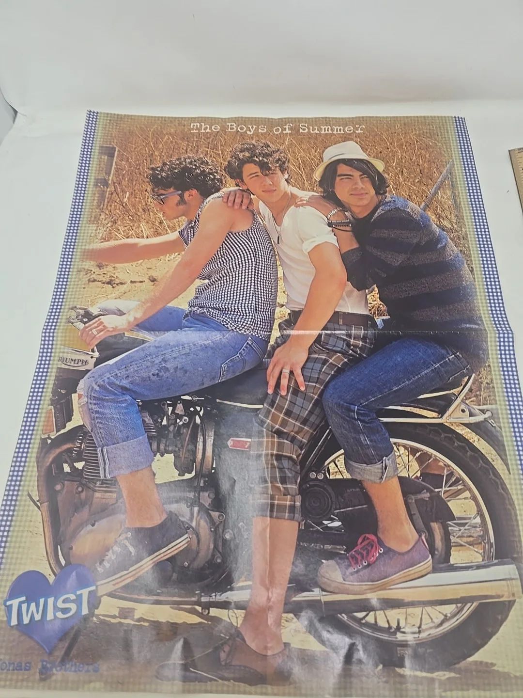 16 X 20 Miley Cyrus autographed Twist Magazine Insert poster, изображение 5