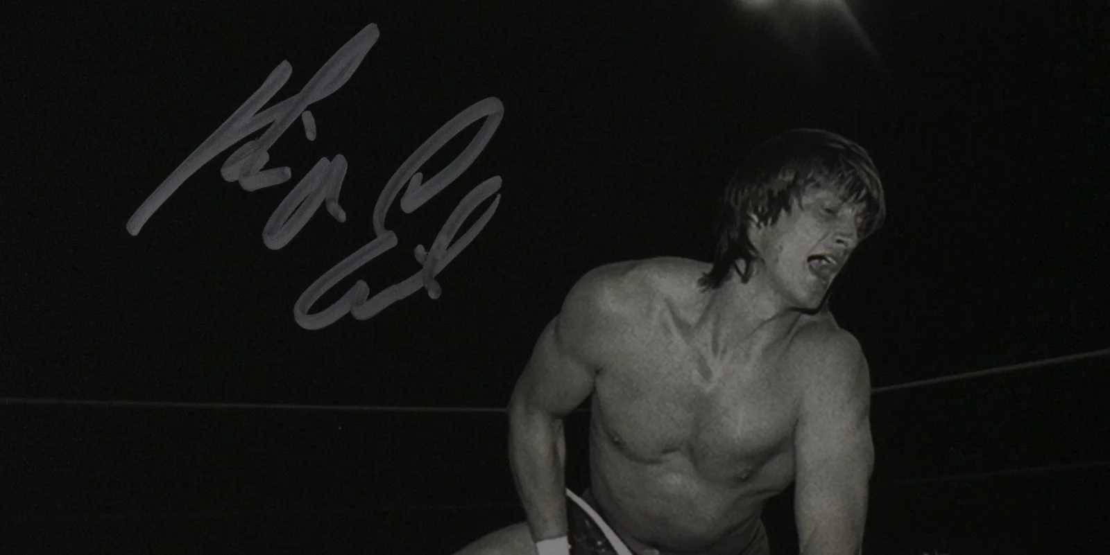 Kevin Von Erich — Kevin Von Erich Autographed 8x10 B/W The Iron Claw Photo - Beckett W Hologram, изображение 2