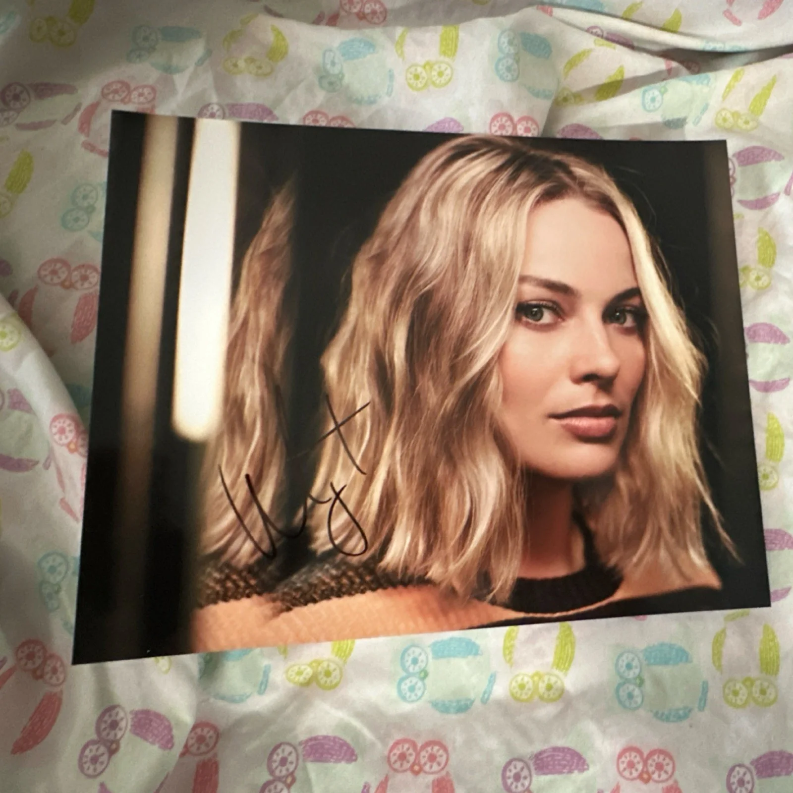 Margot Robbie — Margot Robbie Signed Celebrity 8x10 Photograph Original Autograph authentic wolf