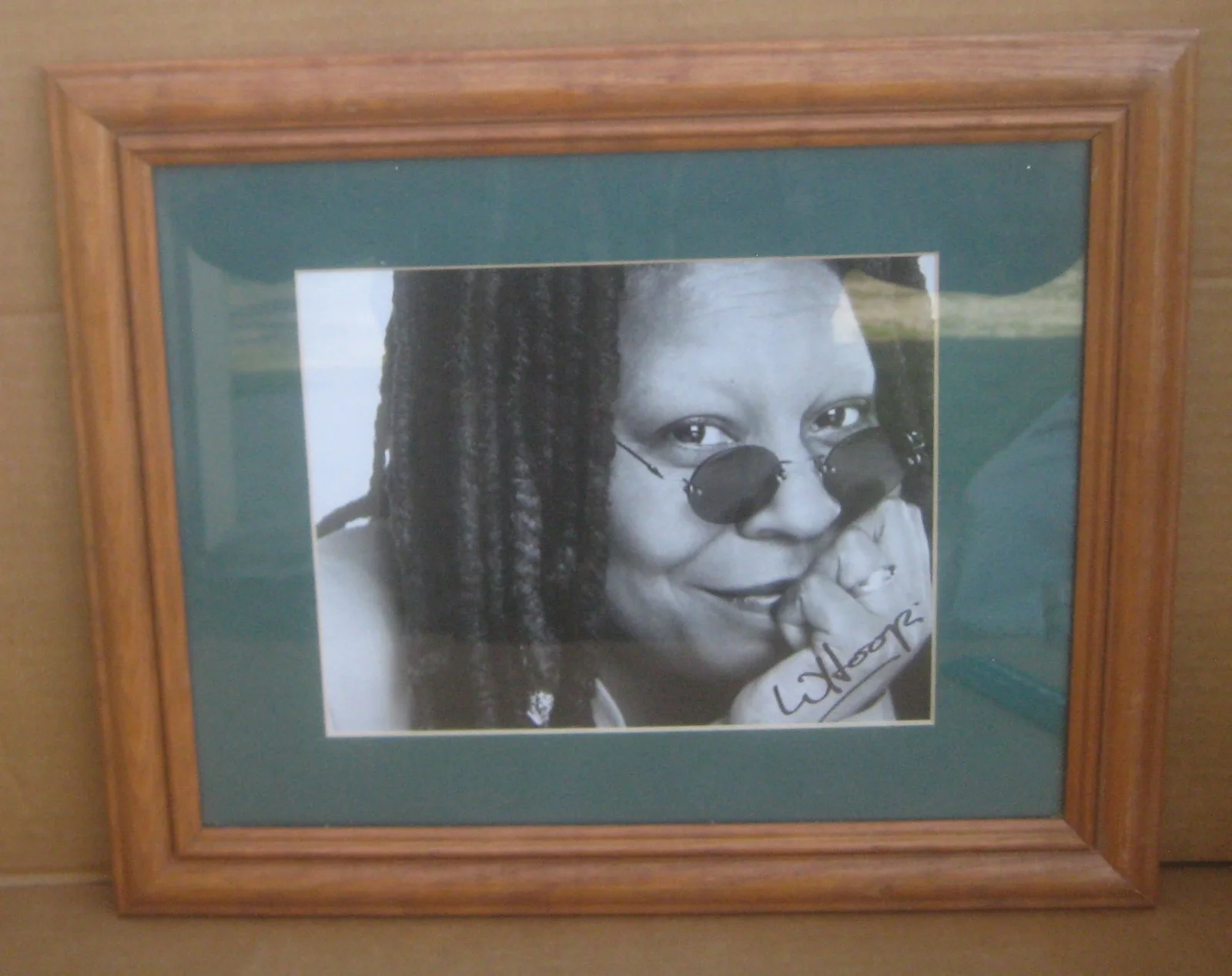 Whoopi Goldberg — Whoopi Goldberg Signed Autographed 8x10 Photo Mated & Framed, image 2