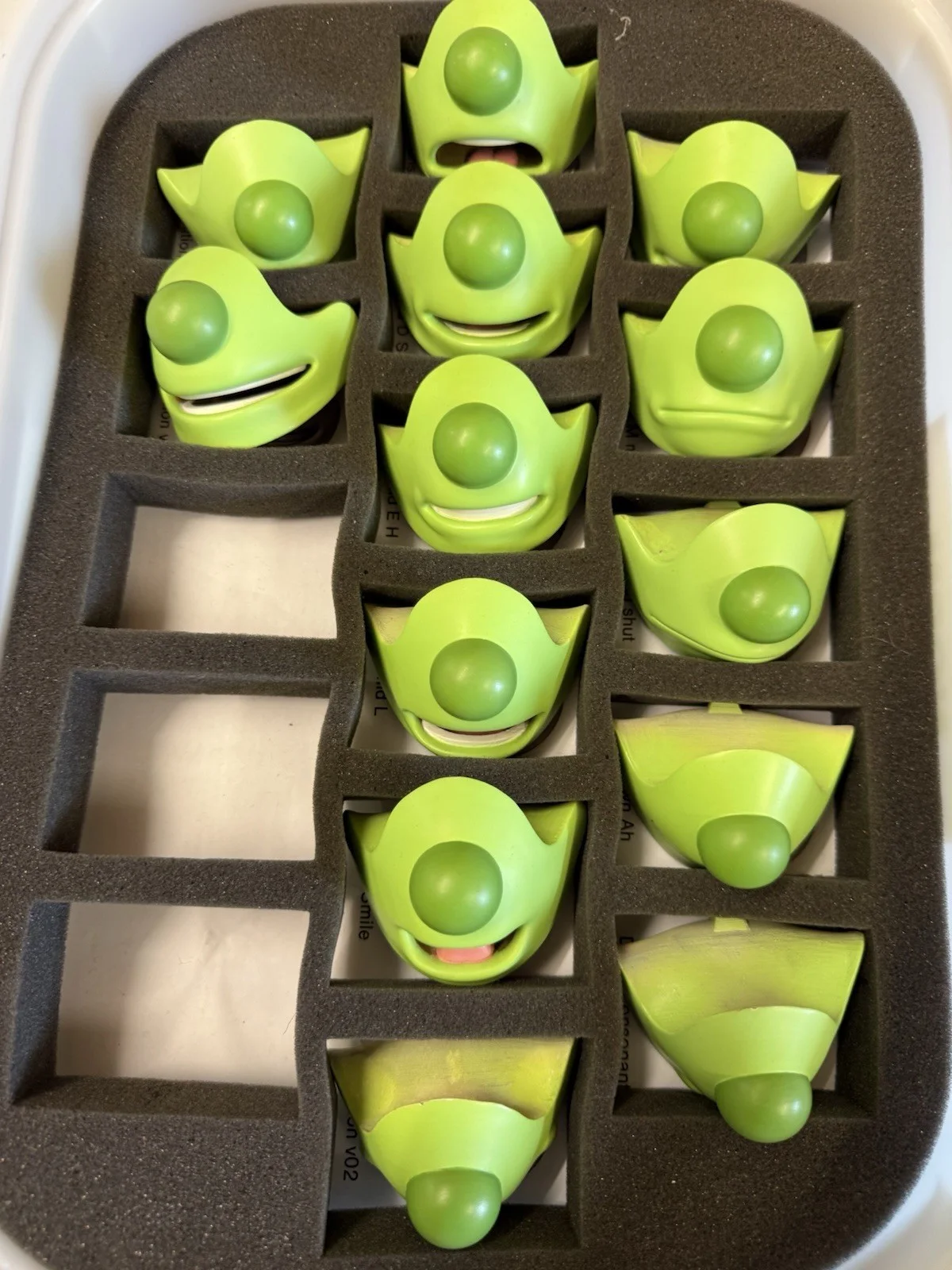 13 X Norman Picklestripes TV Screen Used Prop Stop Motion Puppets Faceplates, изображение 2
