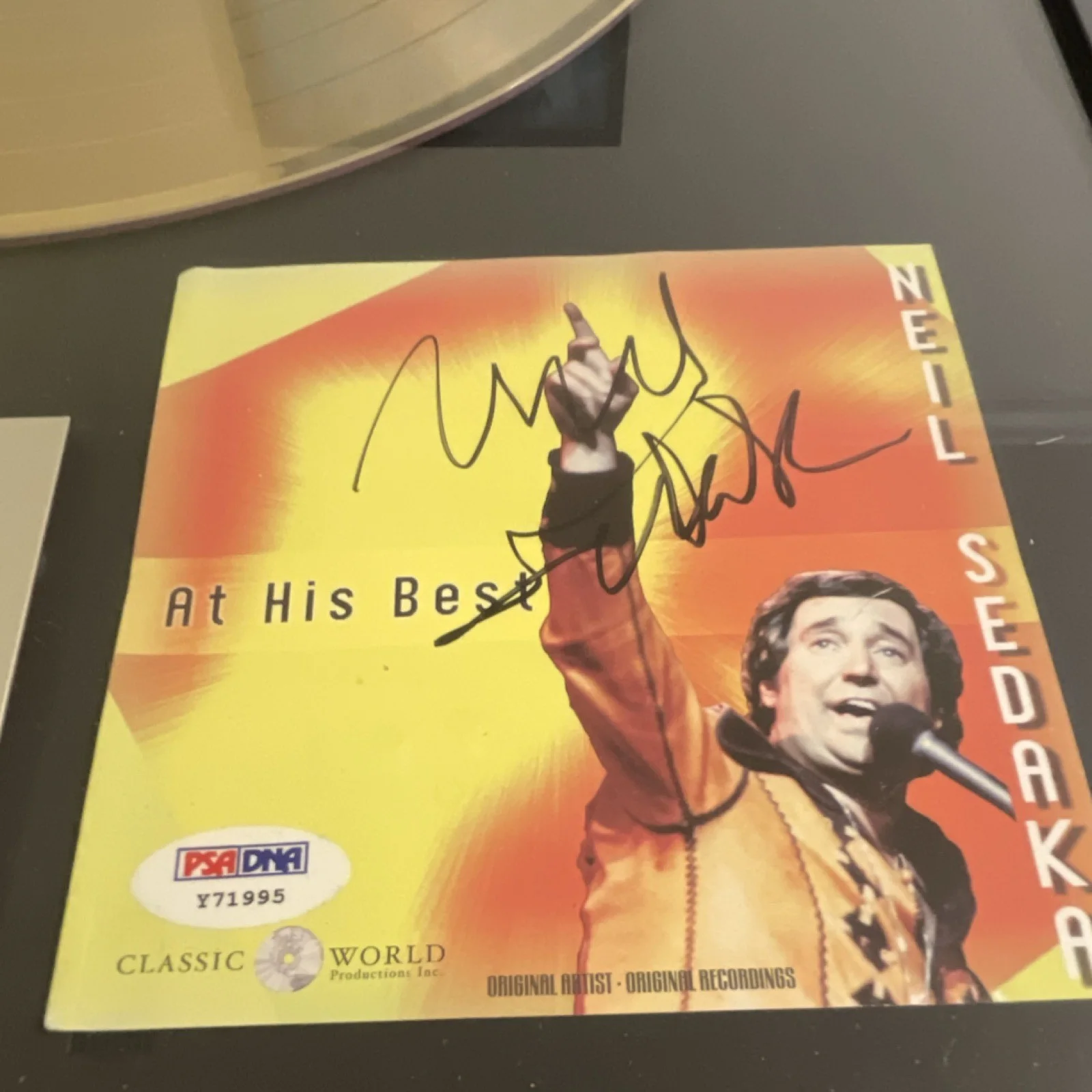 Neil Sedaka 'At His Best' Original Autographed Gold Record Framed PSA/DNA, изображение 3