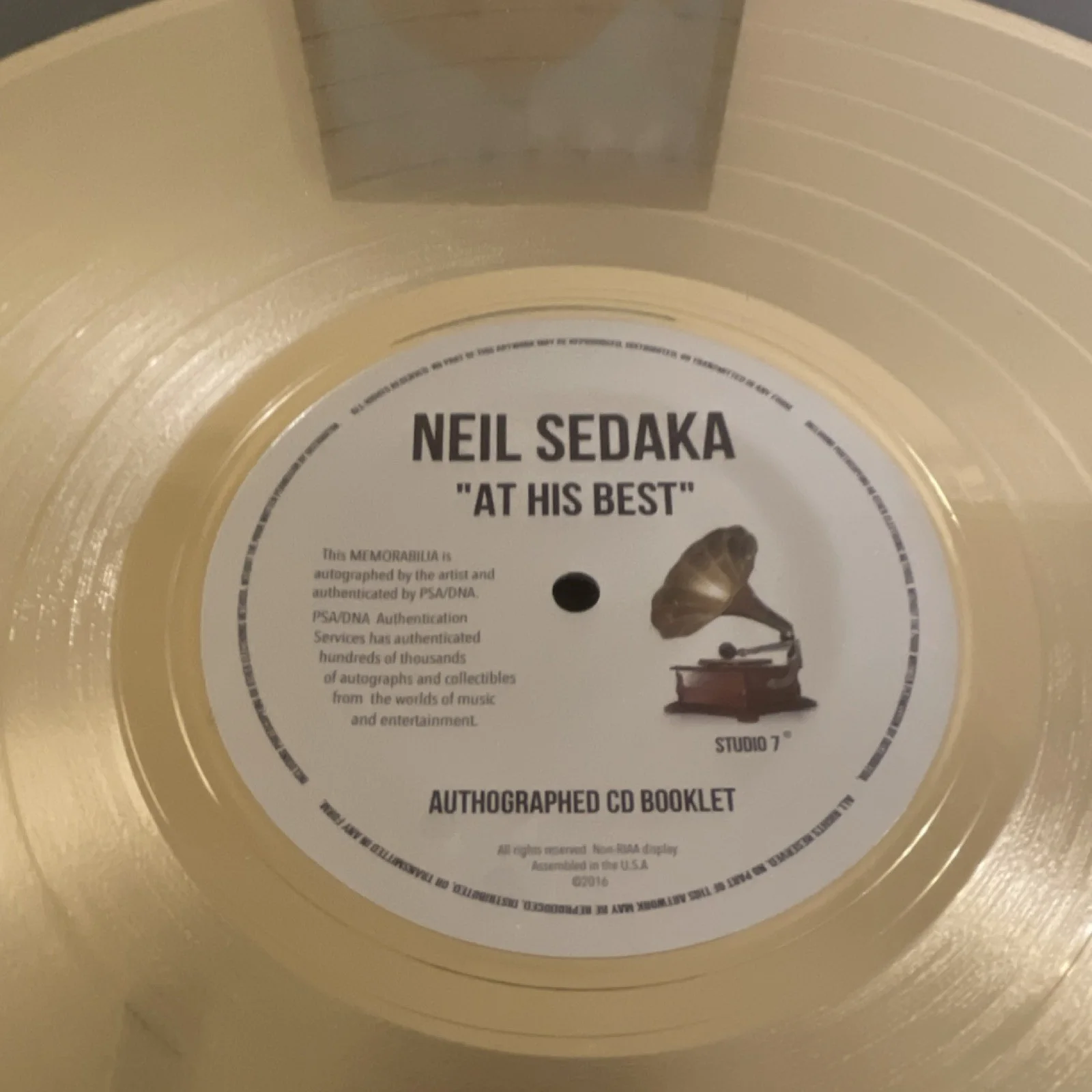 Neil Sedaka 'At His Best' Original Autographed Gold Record Framed PSA/DNA, изображение 5