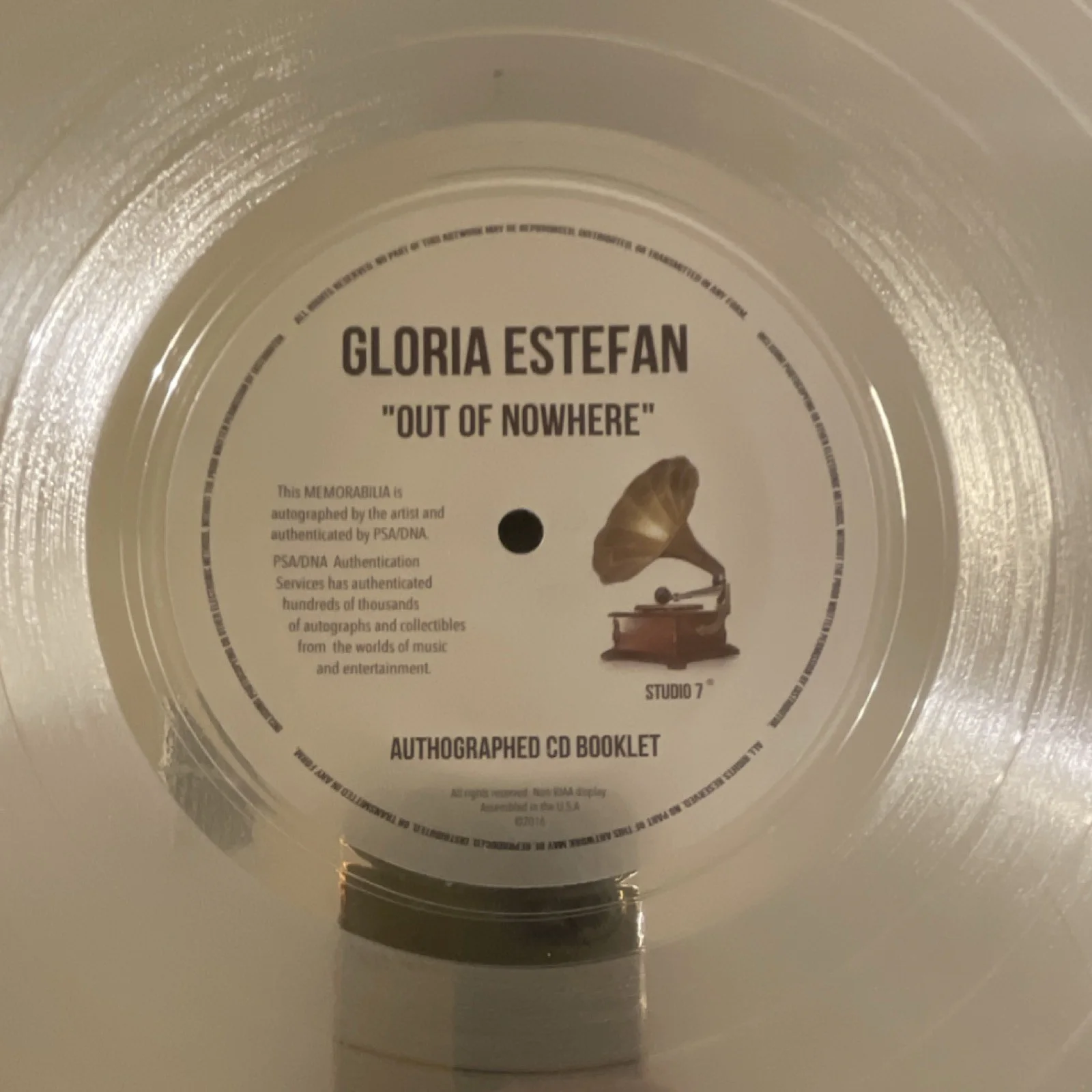 Gloria Estefan 'Out of Nowhere' Autographed CD & Booklet PSA/DNA Authenticated, изображение 5