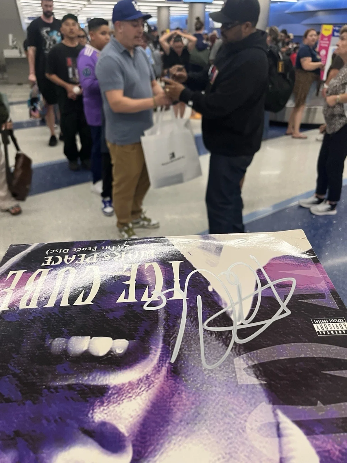 Ice Cube, Cedric The Entertainer — Cedric The Entertainer Ice Cube Signed Barbershop Movie Script Cover 8.5X11 Auto, изображение 4