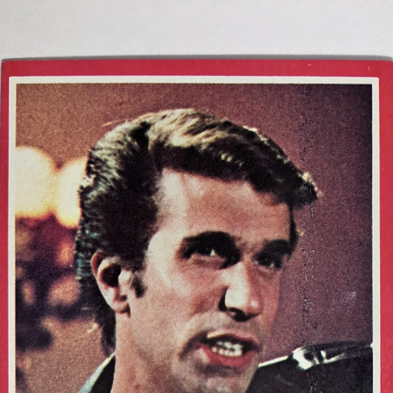 Henry Winkler — HENRY WINKLER Signed “HAPPY DAYS” Vintage 1976 Topps TRADING CARD / ‘Fonzie’, изображение 2