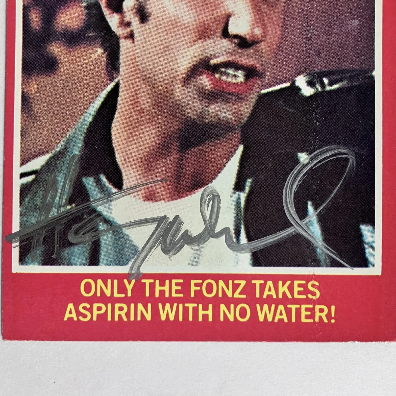 Henry Winkler — HENRY WINKLER Signed “HAPPY DAYS” Vintage 1976 Topps TRADING CARD / ‘Fonzie’, изображение 3