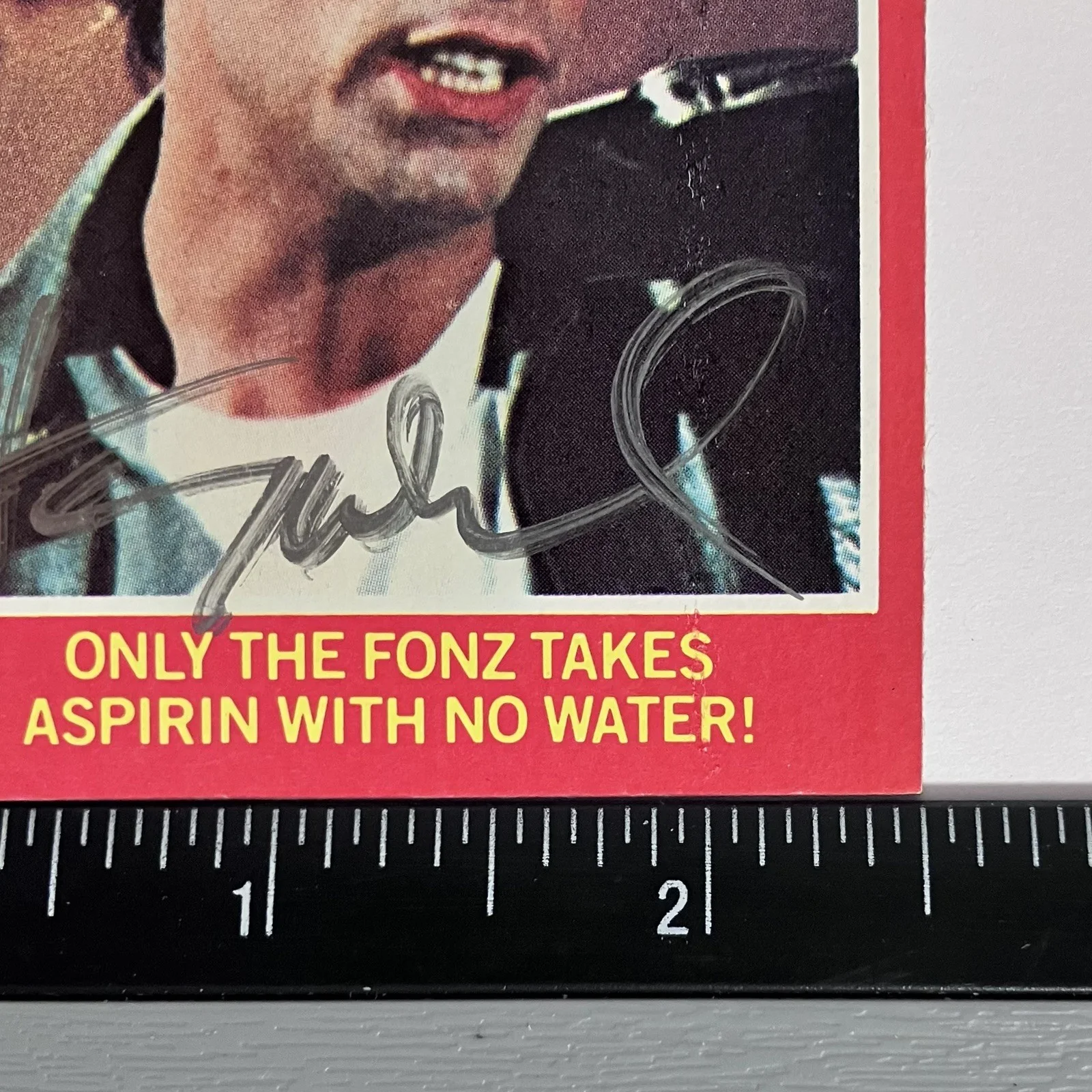 Henry Winkler — HENRY WINKLER Signed “HAPPY DAYS” Vintage 1976 Topps TRADING CARD / ‘Fonzie’, изображение 5