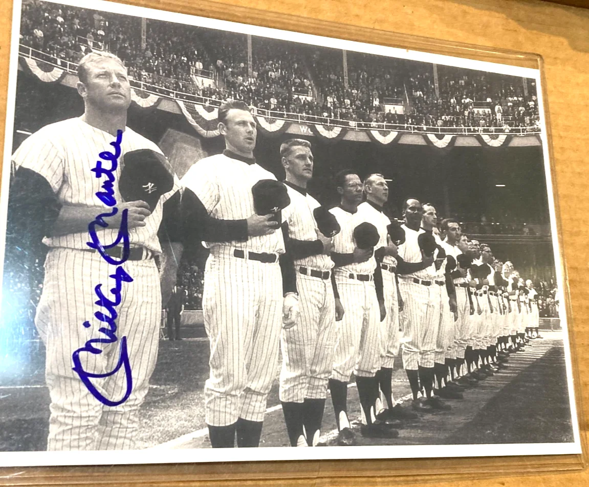 MICKEY MANTLE — MICKEY MANTLE NEW YORK YANKEES SIGNED AUTOS 8X10 COLOR PHOTO /CERTIFICATE
