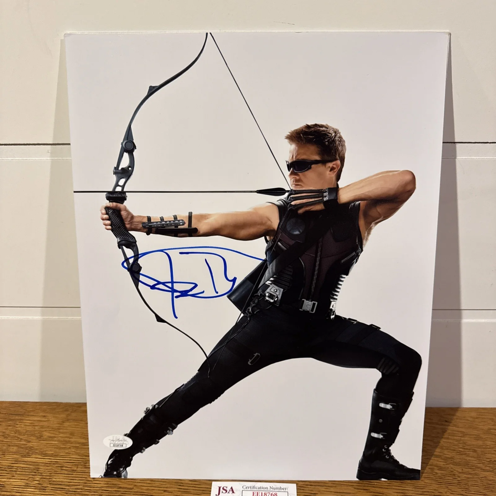 jeremy renner — JEREMY RENNER SIGNED AUTOGRAPH 11x17 PHOTO HAWKEYE AVENGERS MARVEL JSA COA, изображение 2