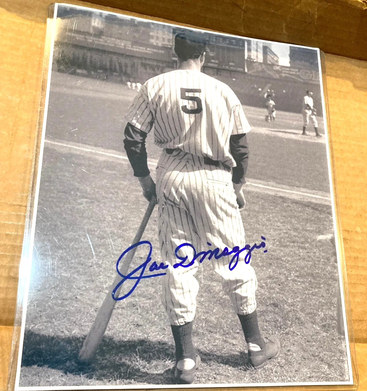JOE DIMAGGIO — JOE DIMAGGIO NEW YORK YANKEES SIGNED AUTOS 8X10 COLOR PHOTO /CERTIFICATE