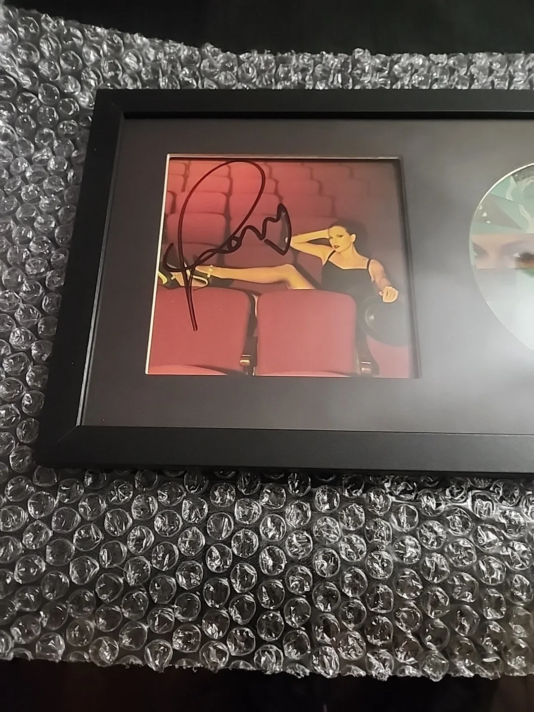 Taylor Swift — Taylor Swift Hand Signed Autographed Framed CD THE LIFE OF A SHOWGIRL PHOTO 4, изображение 2