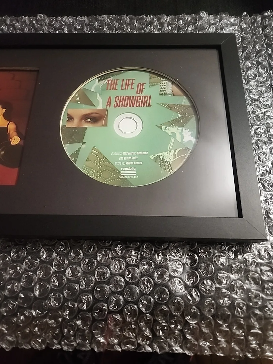 Taylor Swift — Taylor Swift Hand Signed Autographed Framed CD THE LIFE OF A SHOWGIRL PHOTO 4, изображение 3