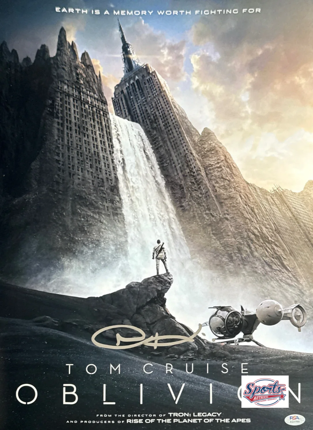 Joseph Kosinski — Joseph Kosinski Signed 16x20 Oblivion Movie Poster Director PSA AQ54009