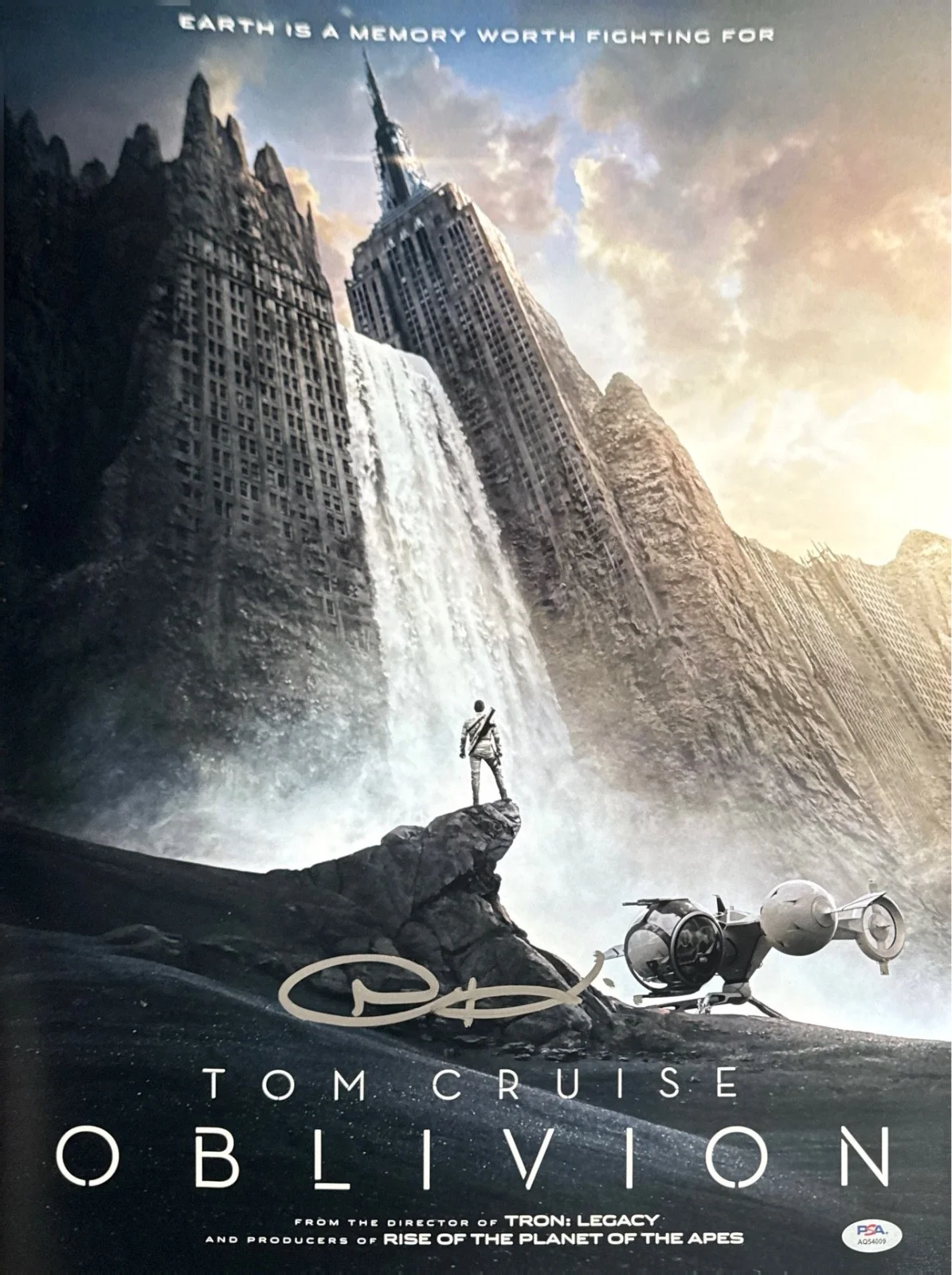Joseph Kosinski — Joseph Kosinski Signed 16x20 Oblivion Movie Poster Director PSA AQ54009, изображение 2