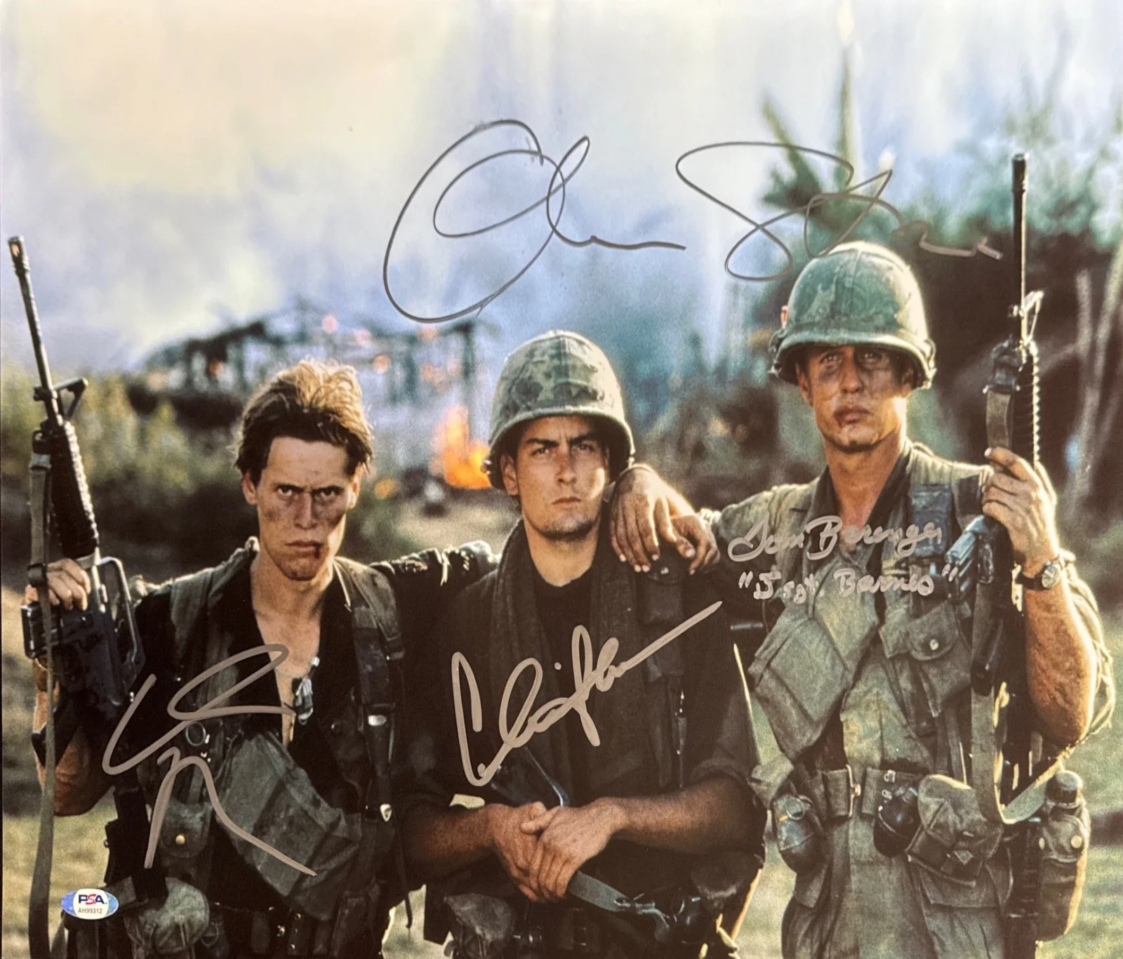 Oliver Stone — Oliver Stone, Charlie Sheen +2 Autos Signed 16x20 Platoon Photo PSA AH99312, изображение 2