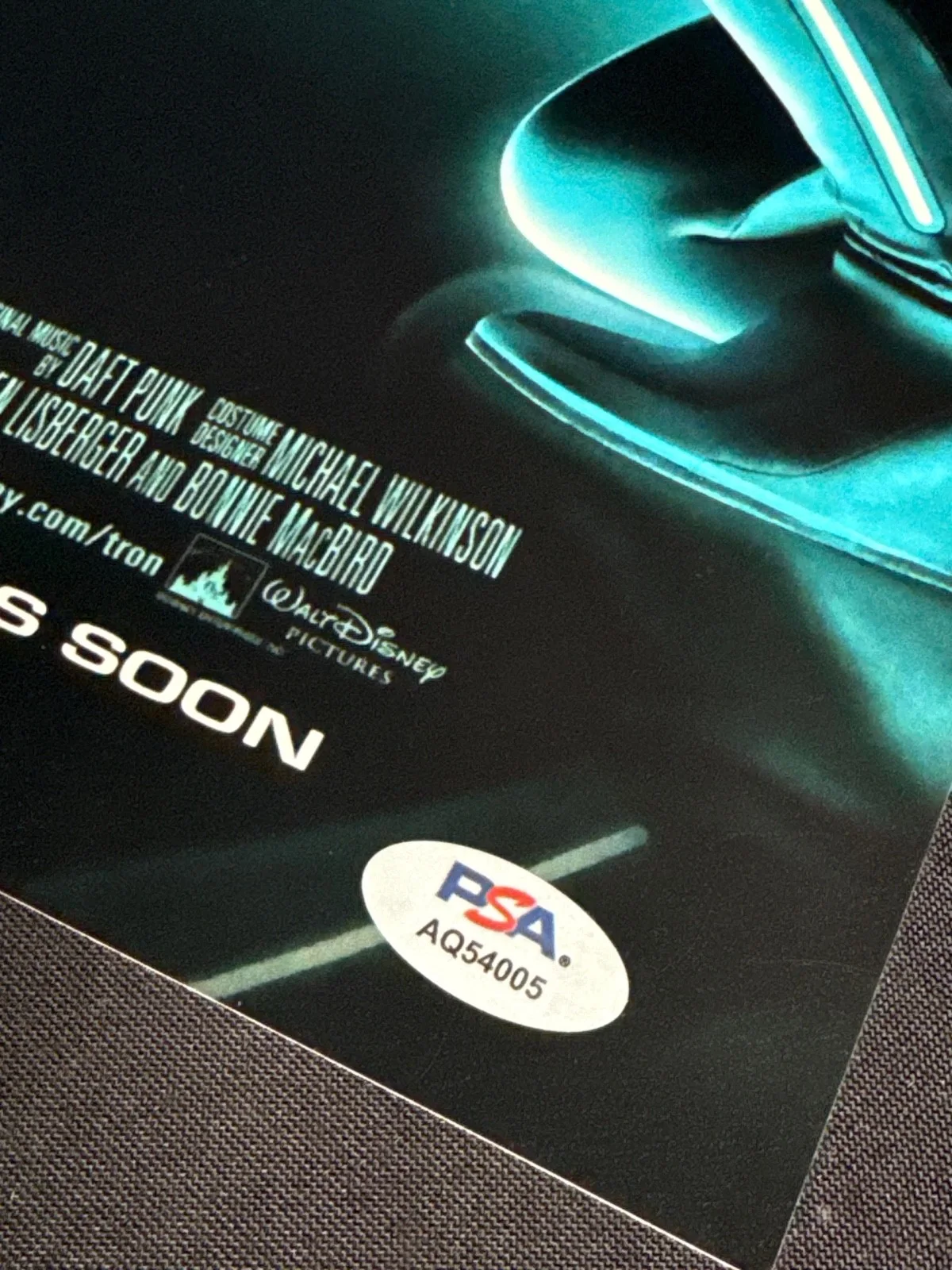 Joseph Kosinski — Joseph Kosinski Signed 16x20 Tron Legacy Movie Poster Director PSA AQ54005, изображение 2
