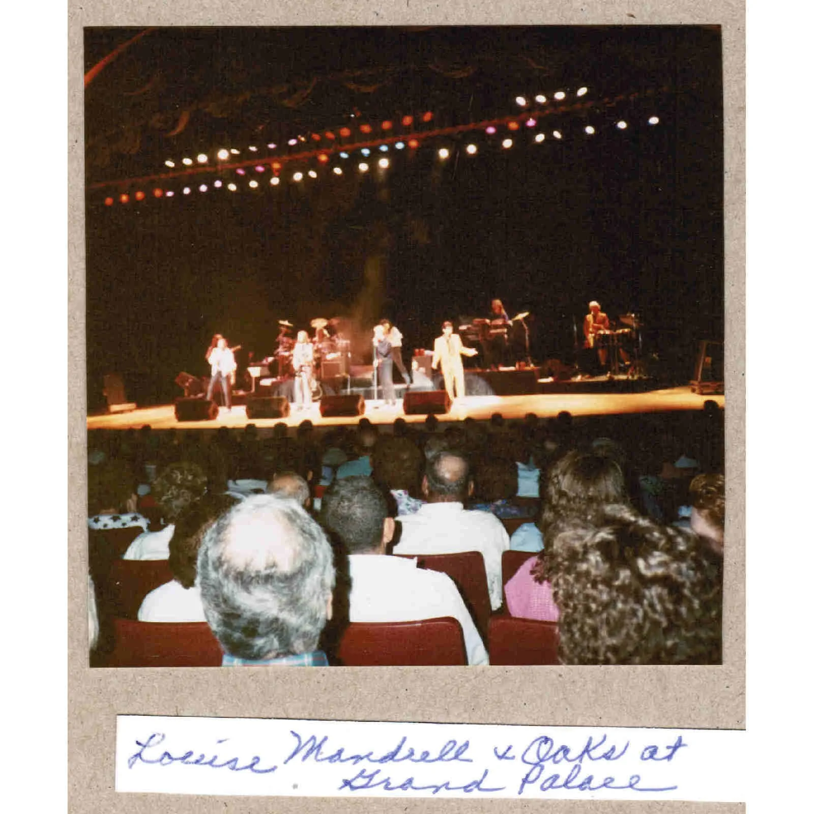 1992 Louise Mandrell Signed Autograph w/Fan Taken 3.5 x 3.5 OOAK Photo Ticket, изображение 3
