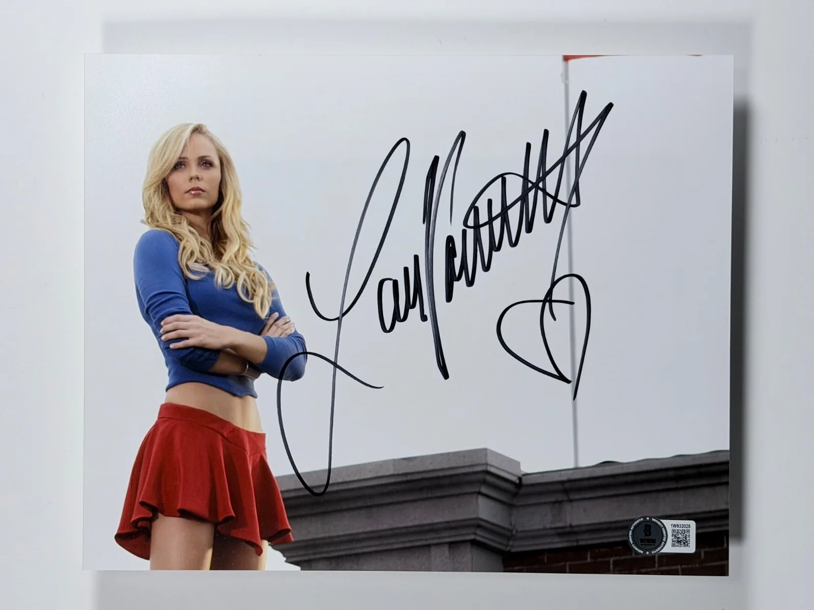 Laura Vandervoort — Laura Vandervoort Signed 8x10 Supergirl Smallville Photo COA