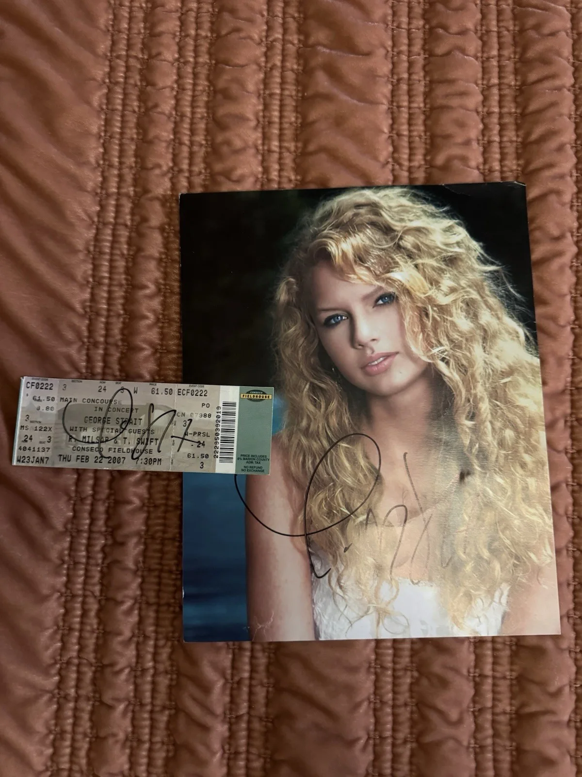 Autographed Original Color Music Photo Approx. 8x10 in with Concert Ticket, изображение 2