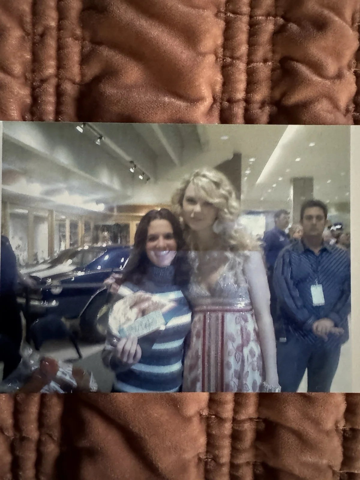 Autographed Original Color Music Photo Approx. 8x10 in with Concert Ticket, изображение 3