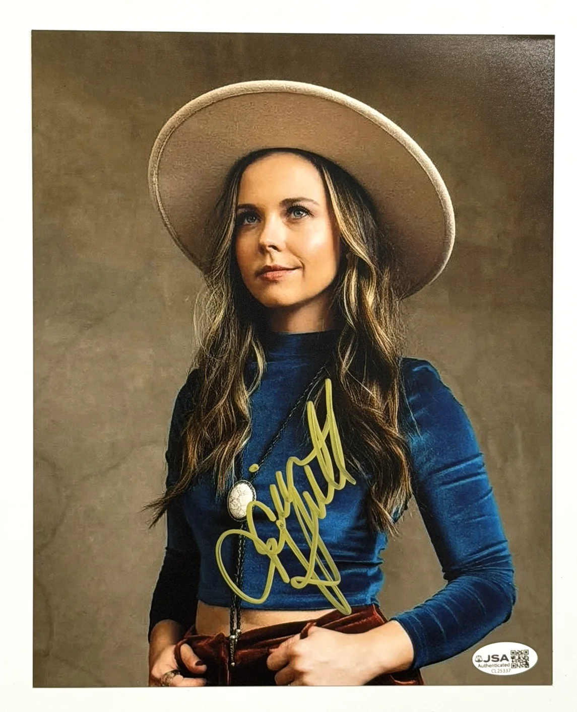Sierra Hull Signed Autographed 8x10 Photo JSA COA Mandolin Bluegrass Artist, изображение 2
