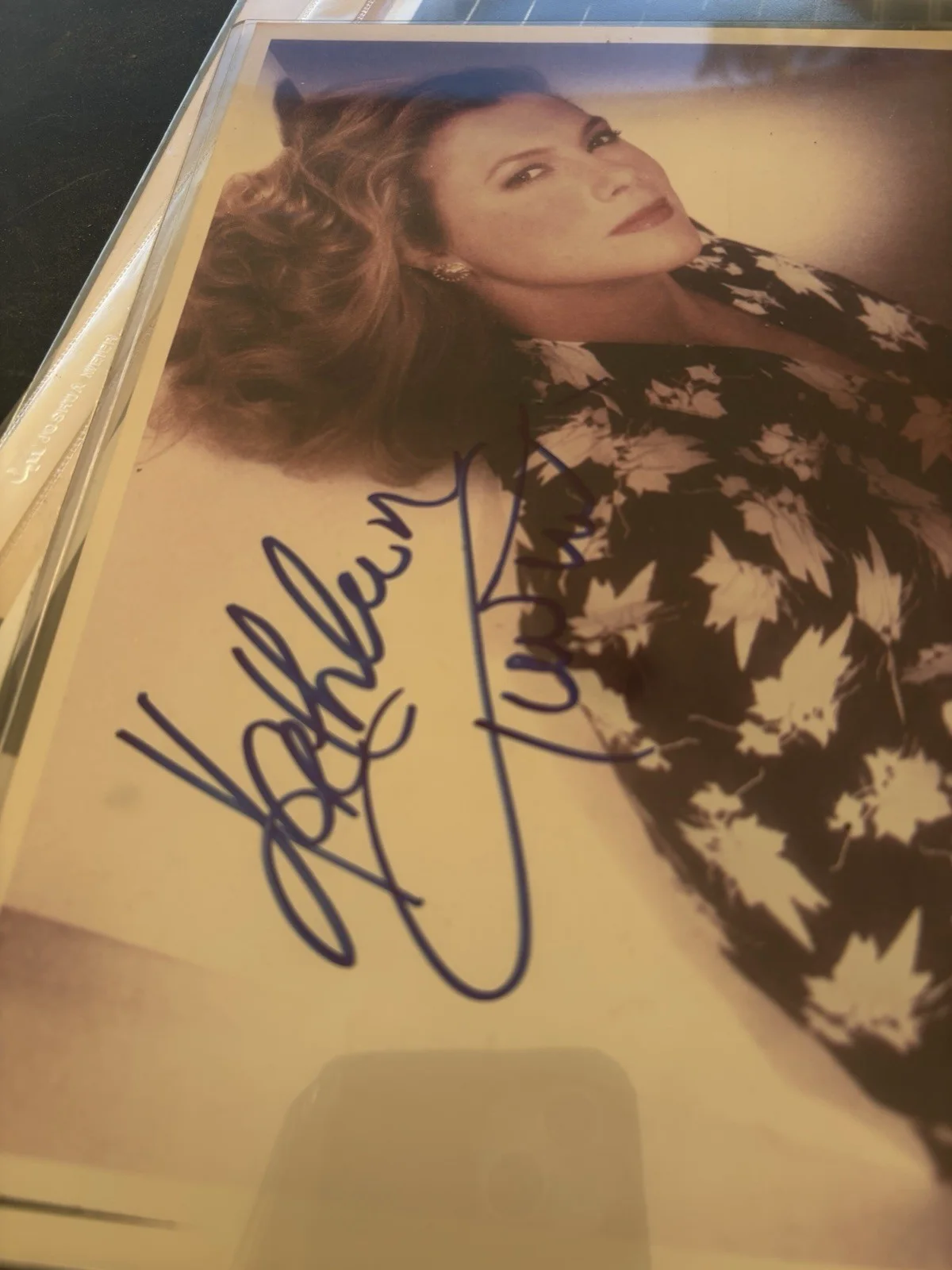 Kathleen Turner — Kathleen Tirner Autographed 8”x10” Color Photo Romancing The Stone Peggy Sue, изображение 2
