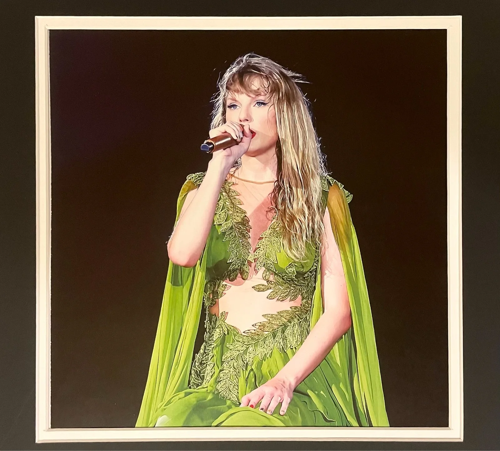 Taylor Swift — Taylor Swift Signed Framed Life Of A Showgirl CD Photo 4 PSA COA Authenticated, изображение 2