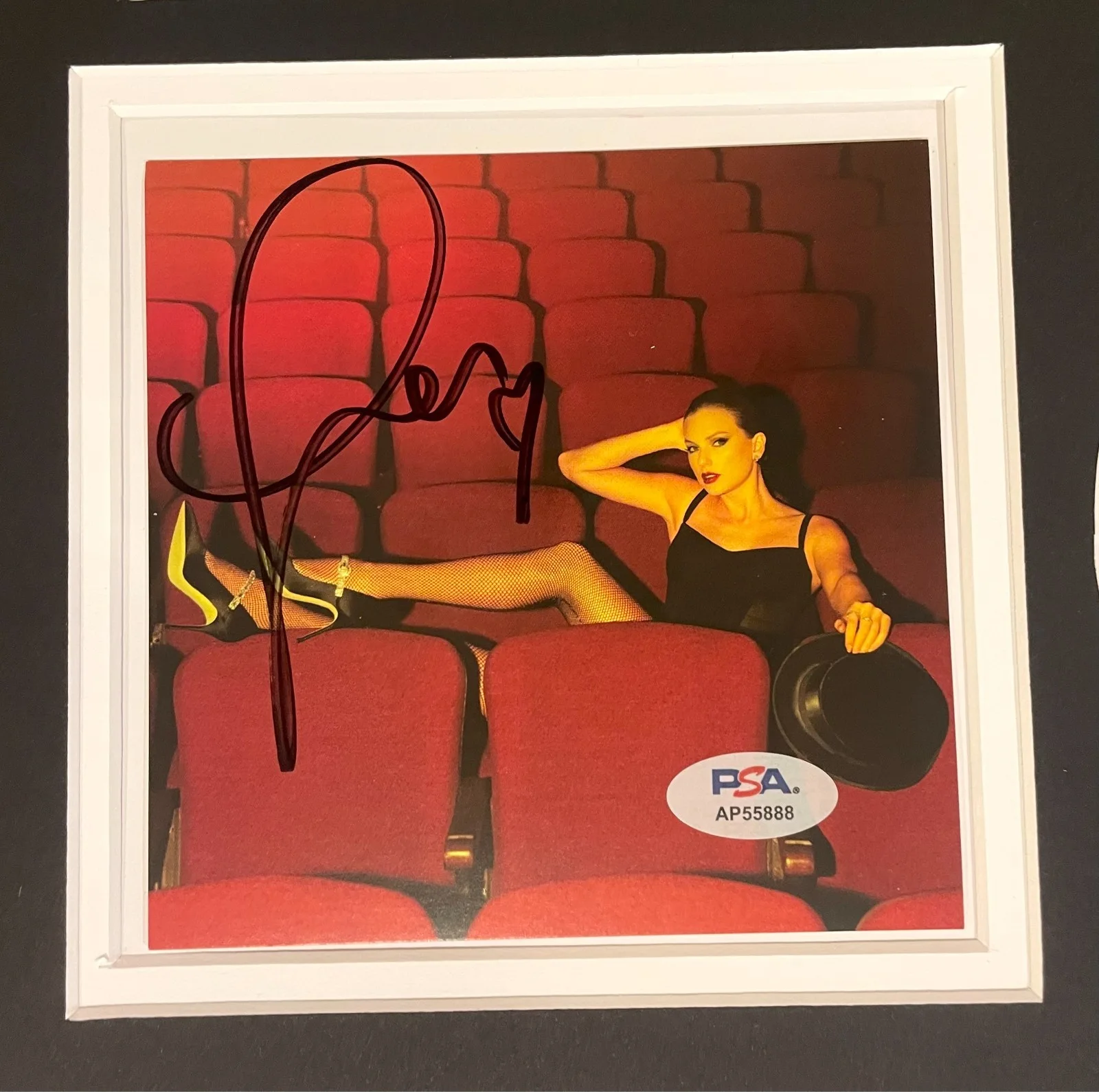 Taylor Swift — Taylor Swift Signed Framed Life Of A Showgirl CD Photo 4 PSA COA Authenticated, изображение 4