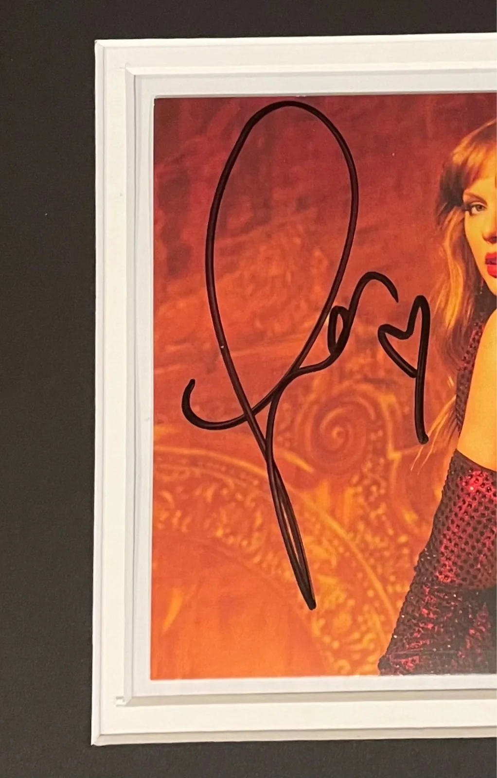 Taylor Swift — Taylor Swift Signed Framed Life Of A Showgirl CD Photo 3 PSA COA Authenticated, изображение 5