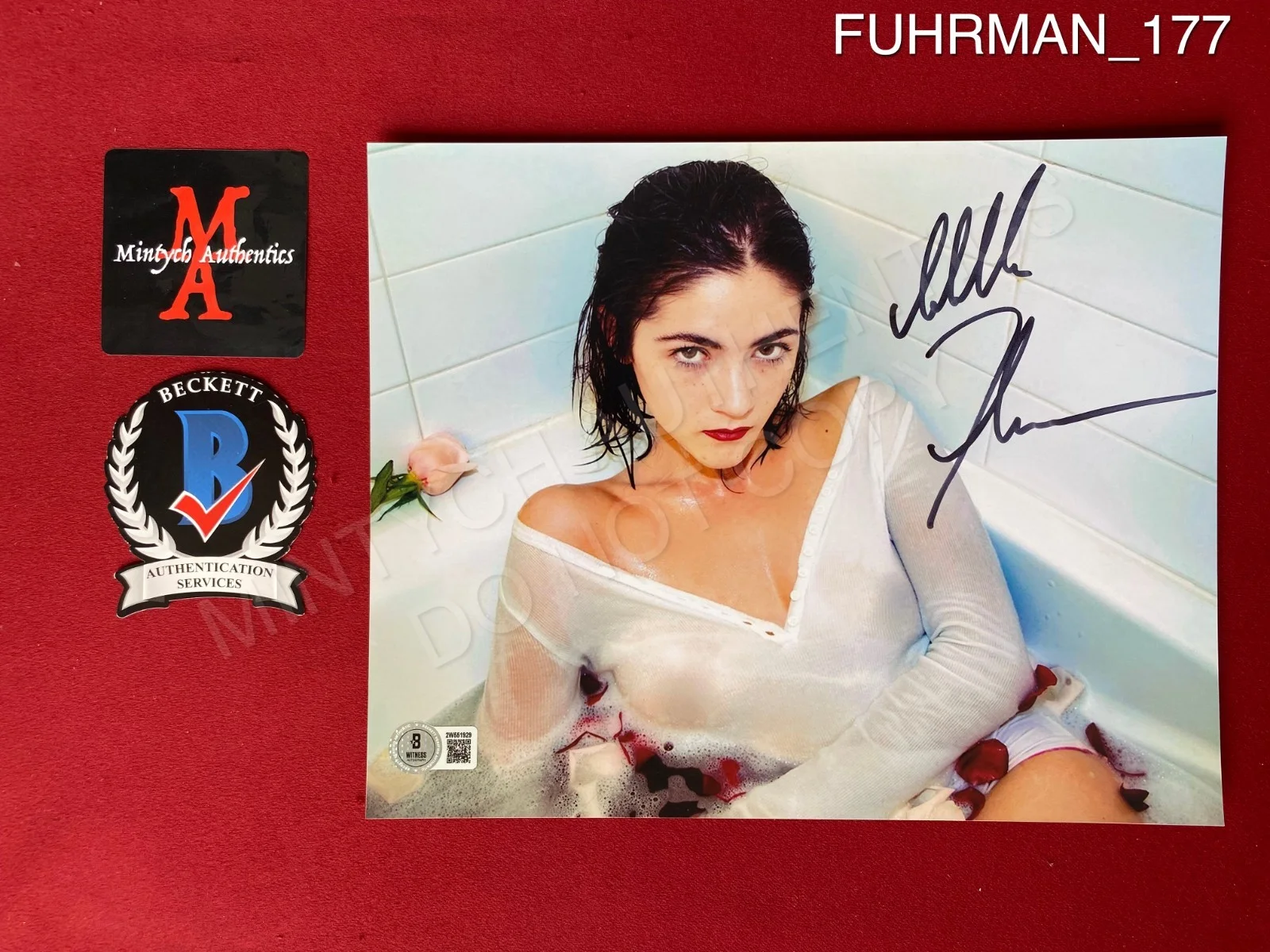 Isabelle Fuhrman — Isabelle Fuhrman autographed signed 8x10 photo model pose Beckett COA