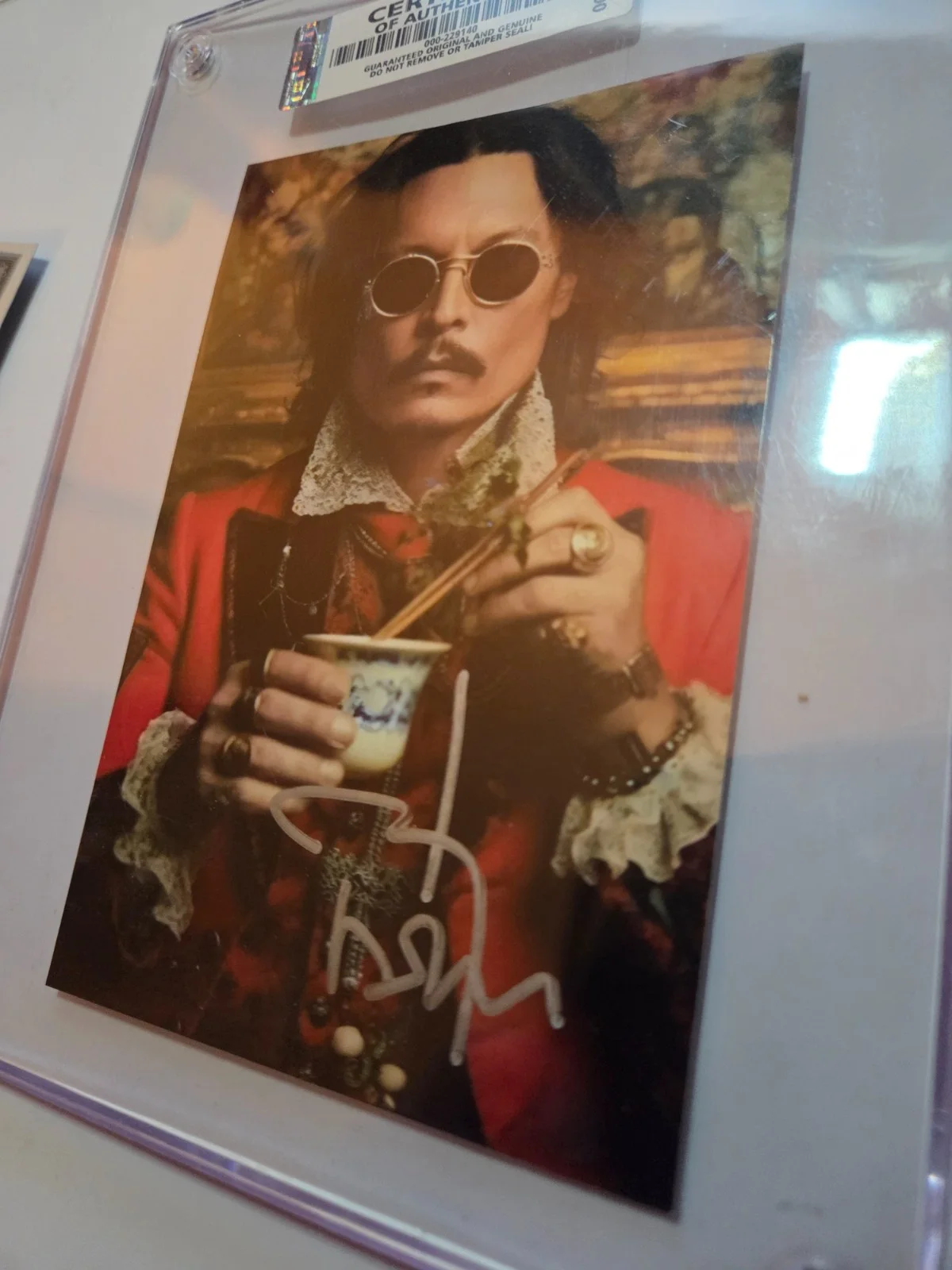johnny depp — JOHNNY DEPP signed 4x6 photo ENCAPSULATED to 6x8 coa/holo free shipping, изображение 2