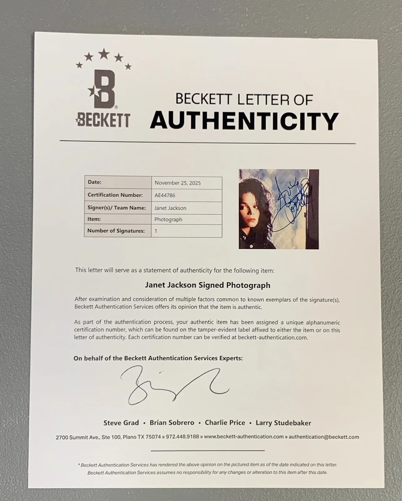 Janet Jackson Signed 8" x 10" Photo (Beckett/BAS Authentication Auth.), image 2
