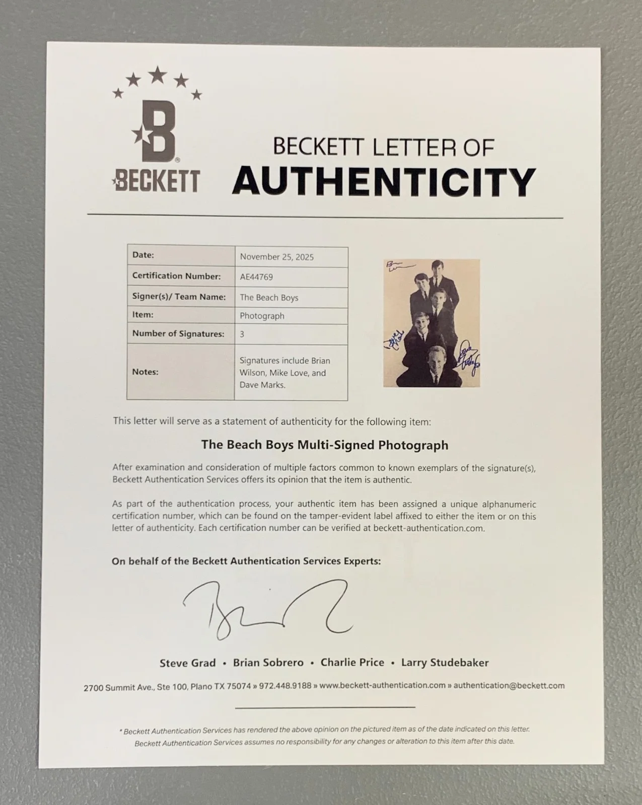 The Beach Boys Group Signed 10" x 8" Photo (3 Sigs) (Beckett/BAS Authentication), изображение 2