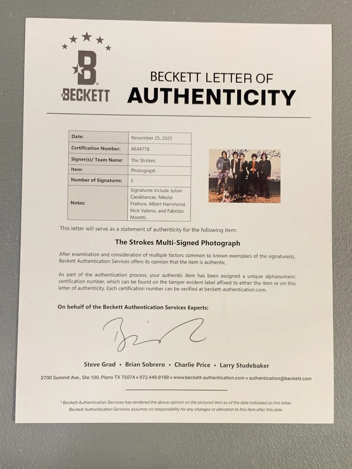 The Strokes Fully Group Signed 8" x 10" Photo (5 Sigs) (Beckett/BAS Auth.), изображение 2