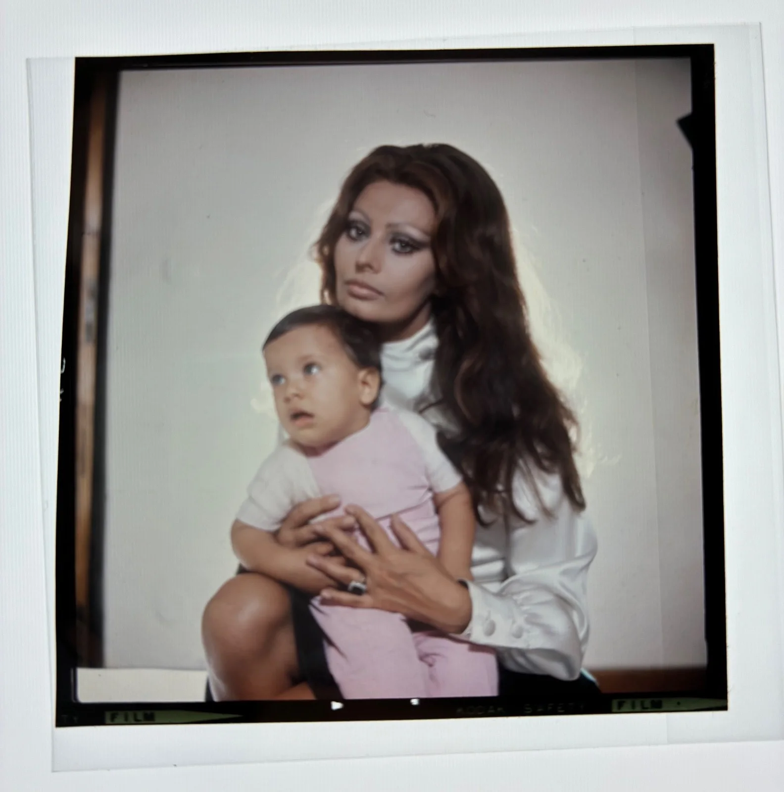 Sophia Loren — Sophia Loren 4x6 B&W Signed Photo Autograph and 2.5x2.5 1969 Sophia transparency, изображение 2