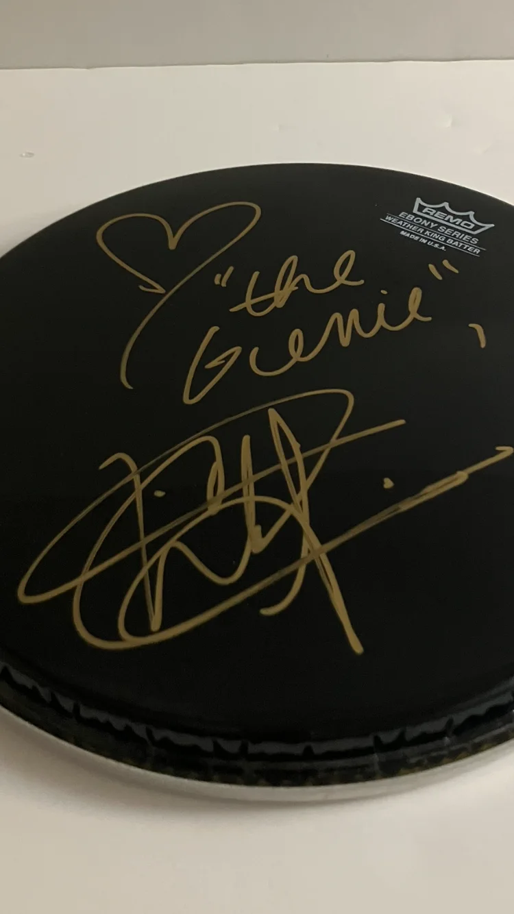 CHRISTINA AGUILERA SIGNED/AUTOGRAPHED DRUMHEAD WITH COA . EXTREMELY RARE !!, image 2