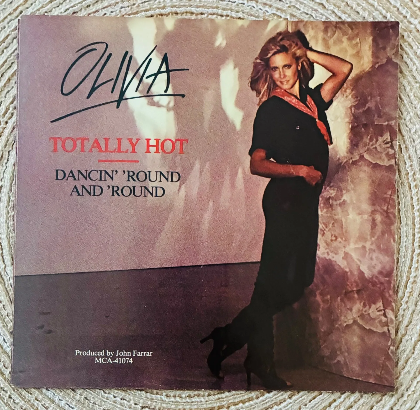 Olivia signed sleeve Totally Hot era late 70s, exc cond (sleeve only no "45"), image 2