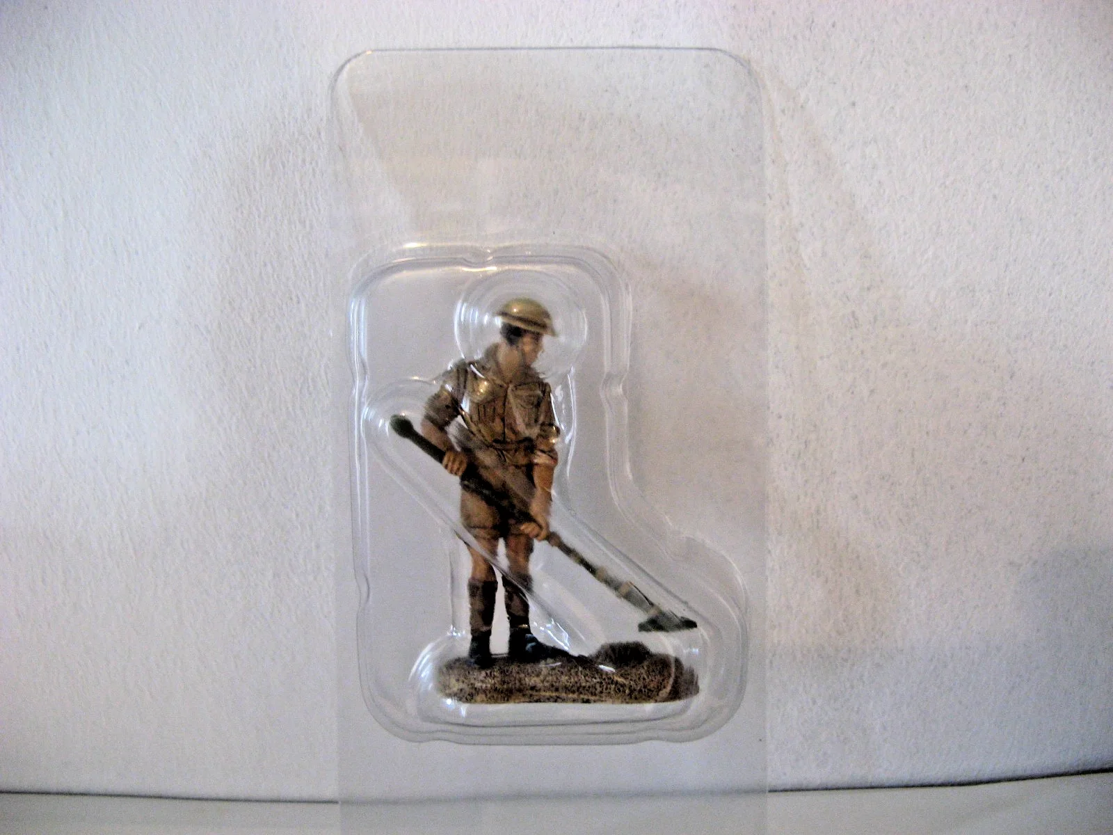 Forward March 1:32 Scale Battle Of El Alamein British Soldier W/ Mine Detector, image 2