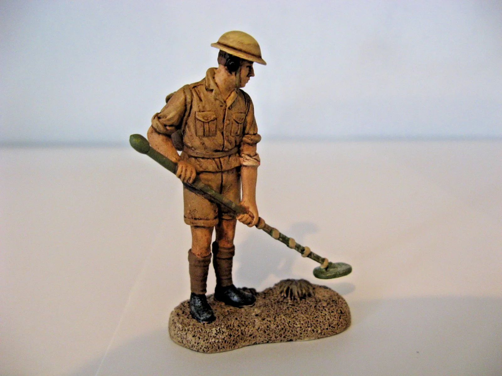 Forward March 1:32 Scale Battle Of El Alamein British Soldier W/ Mine Detector, image 3